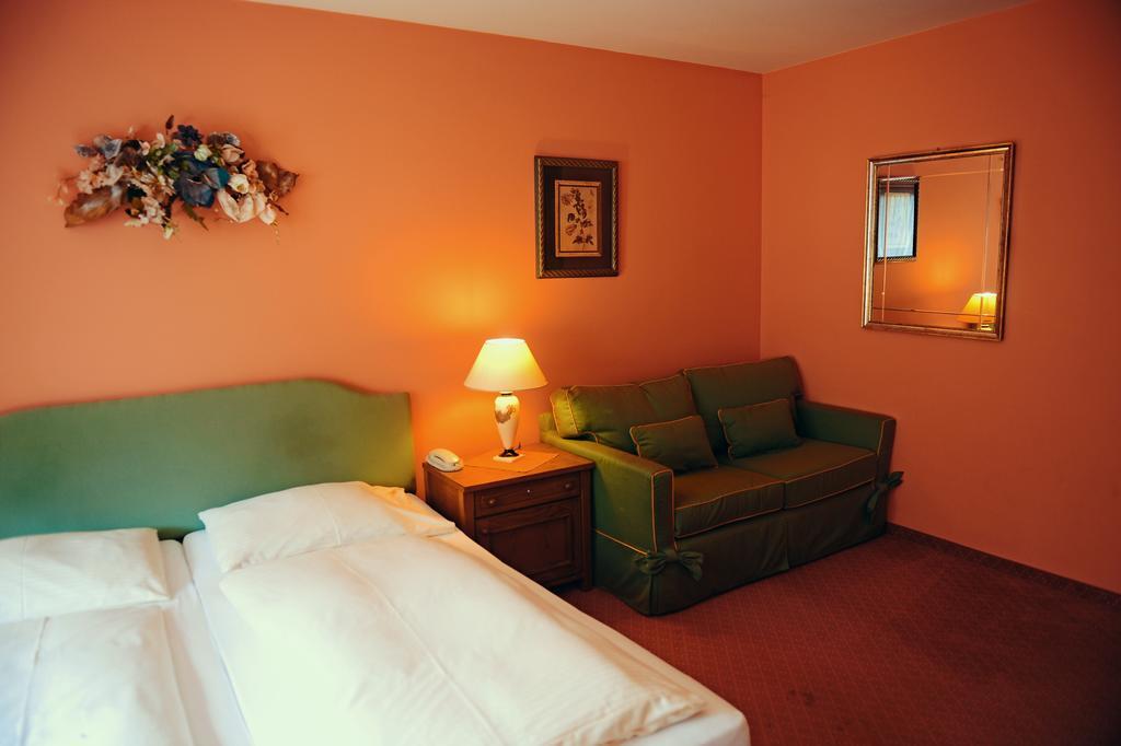 Hotel Kienberger Hof Пфронтен Екстериор снимка